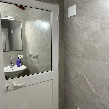 Zefi Rrencc Apartment